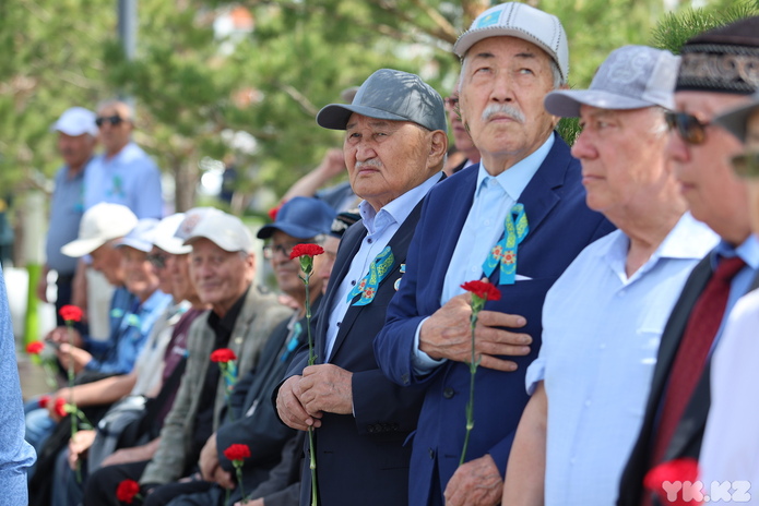 В Усть-Каменогорске к памятнику Первого министра обороны возложили цветы